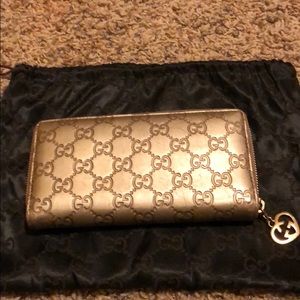 Gucci Signature Zip-around wallet